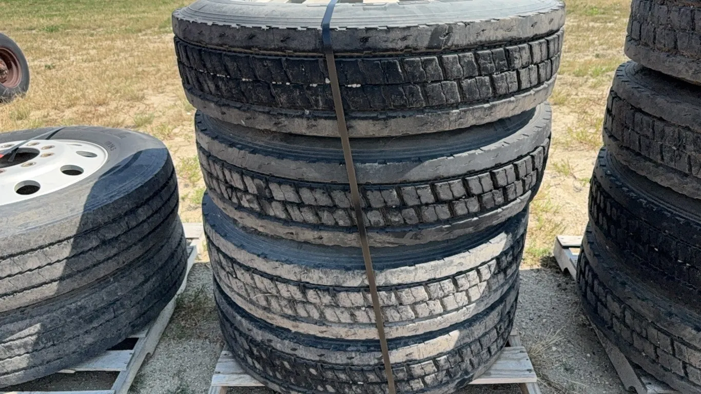 ID 4588 (4) 11-R 24.5 Rims & Tires