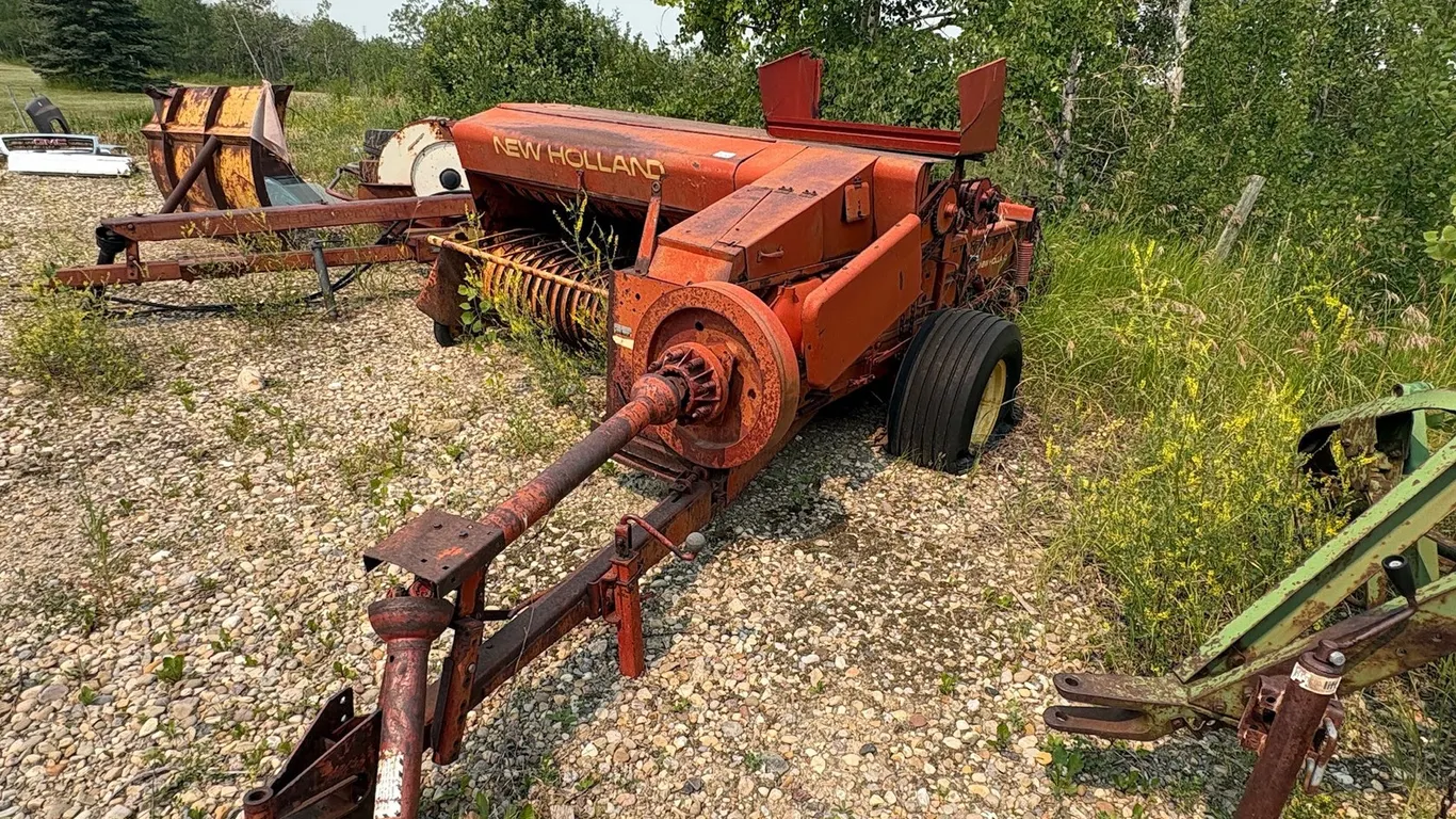 NEW HOLLAND SQUARE BALER