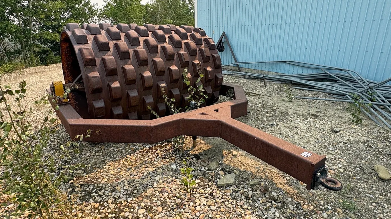 HEAVY-DUTY TOW-BEHIND SHEEPSFOOT COMPACTION ROLLER