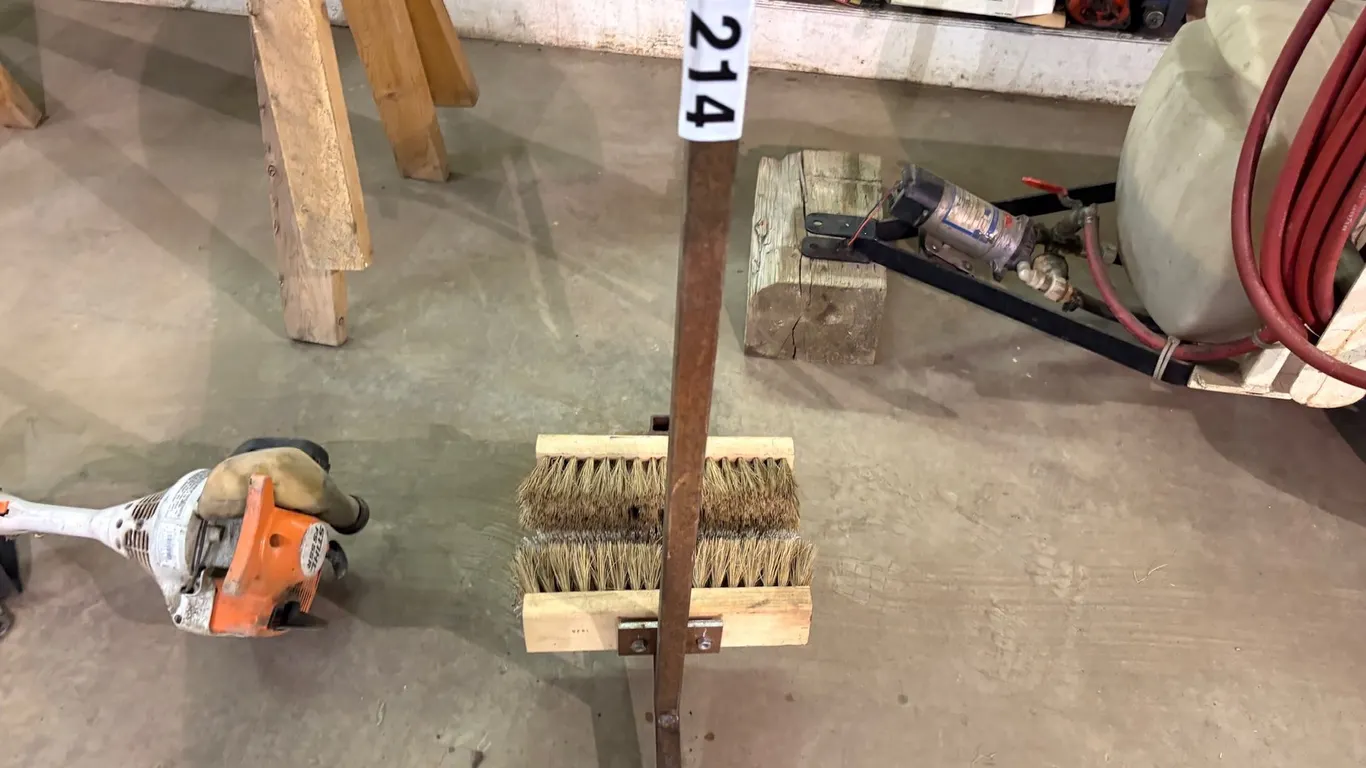 FREE STANDING BOOT BRUSH/SCRAPPER