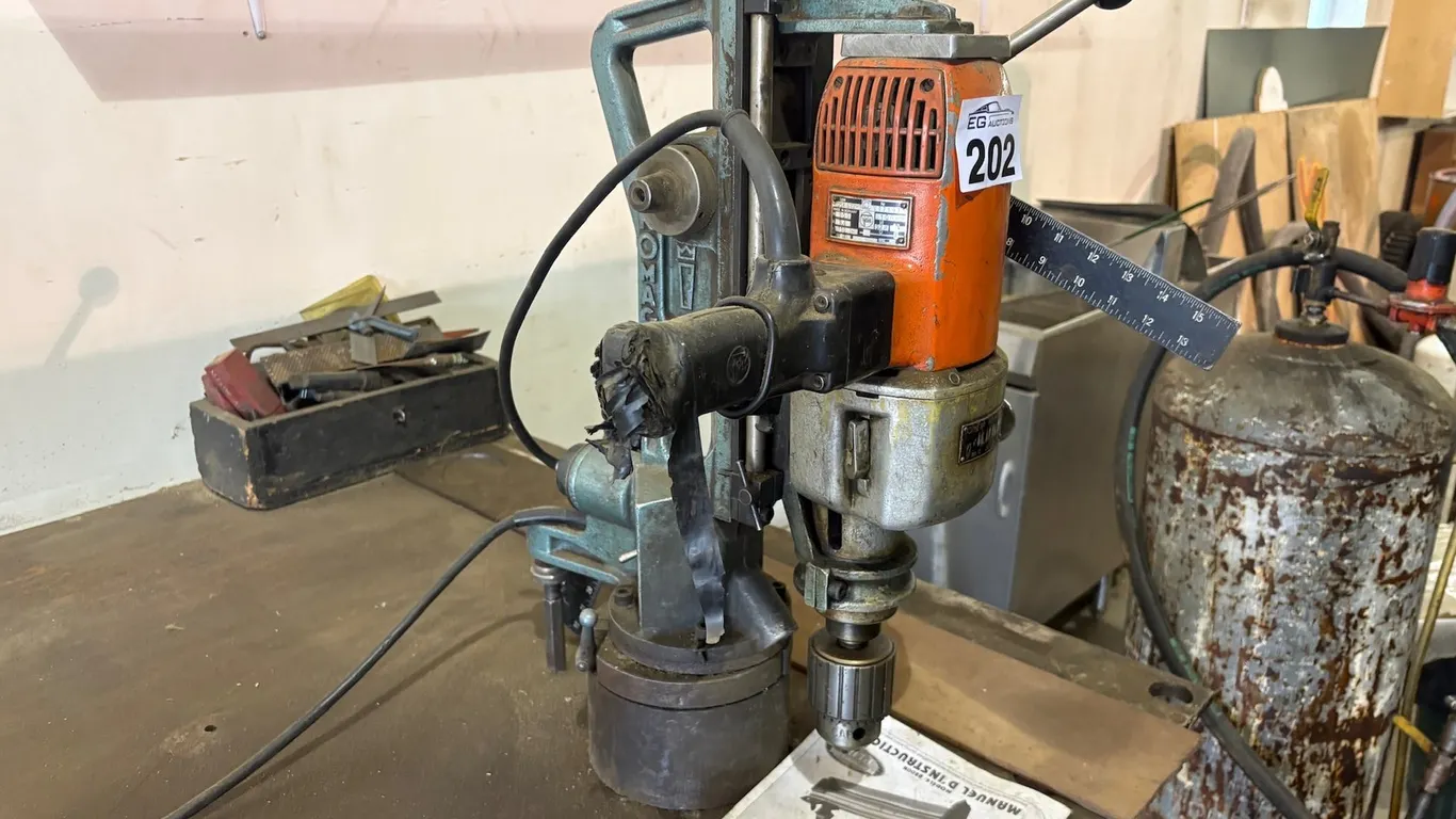 KING CANADA MAGNETIC DRILL PRESS WITH TOOLING