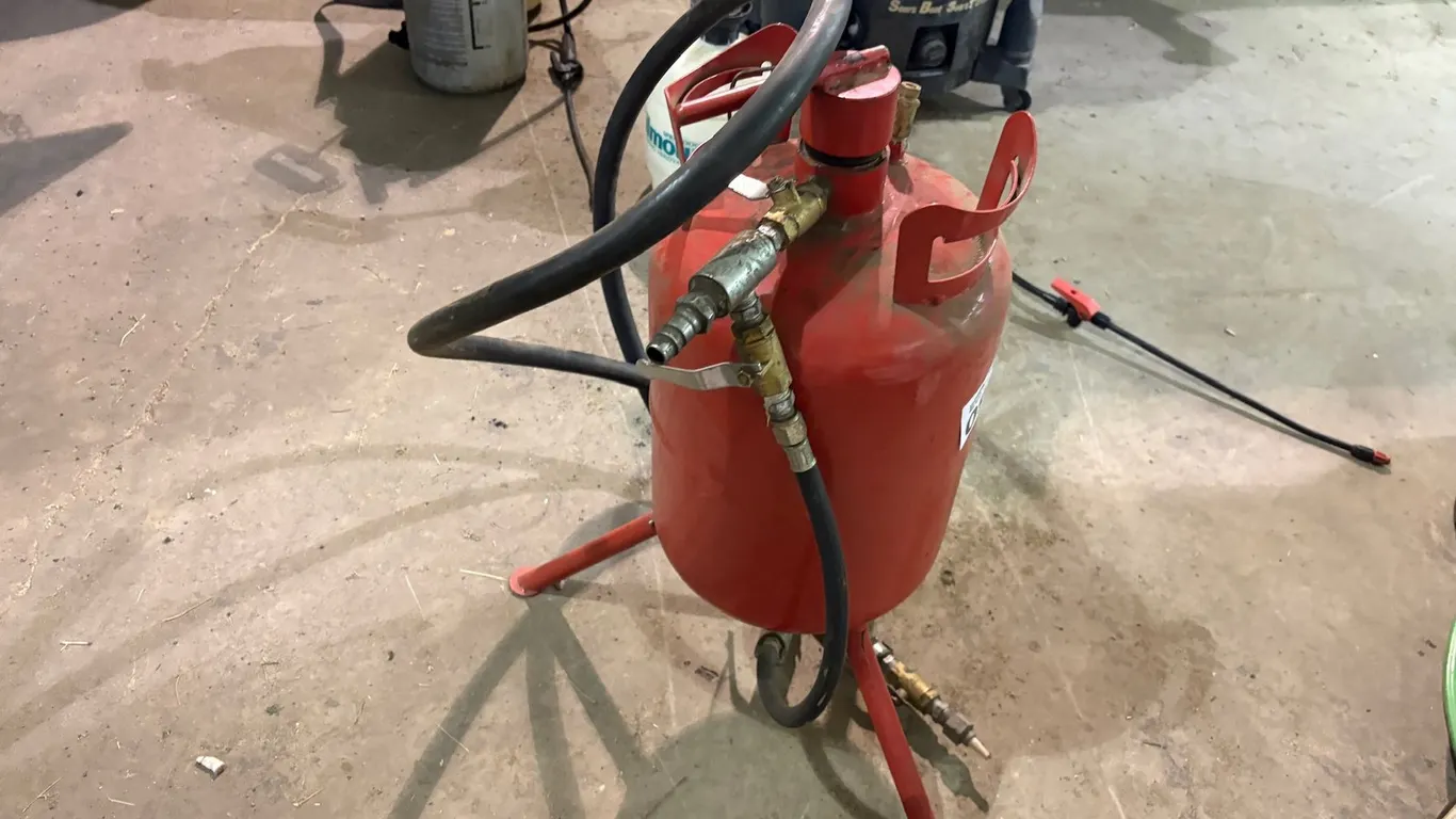 PRESSURIZED SANDBLASTER