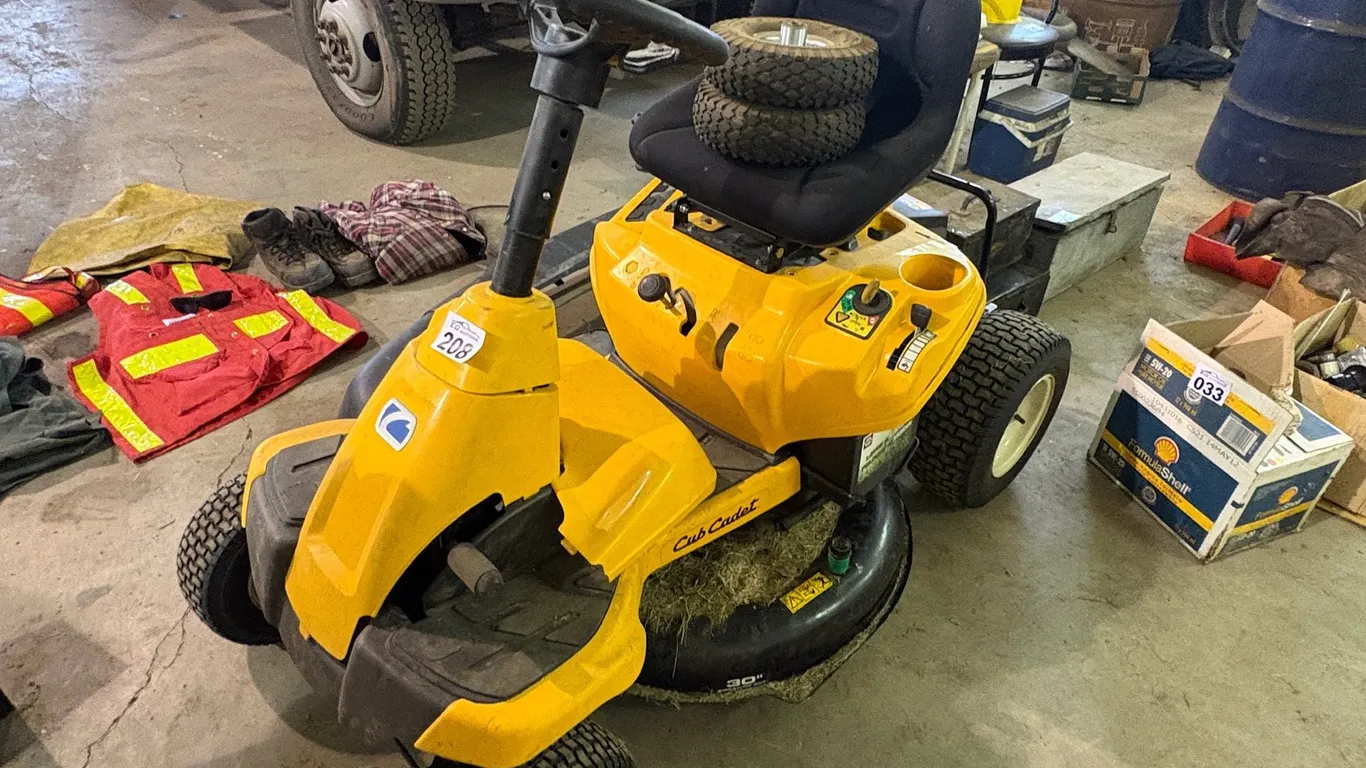 CUB CADET RIDING LAWN MOWER