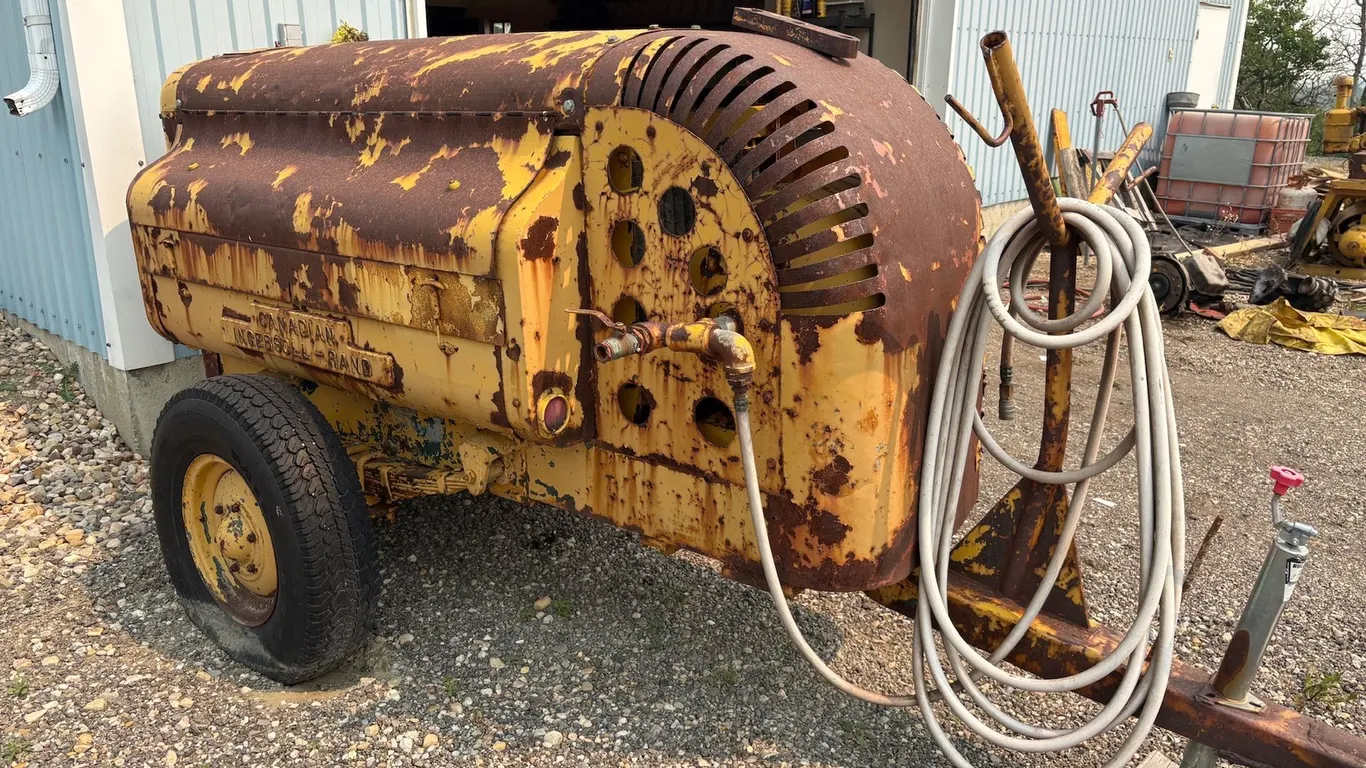 CANADIAN INGERSOLL-RAND TOW-BEHIND AIR COMPRESSOR