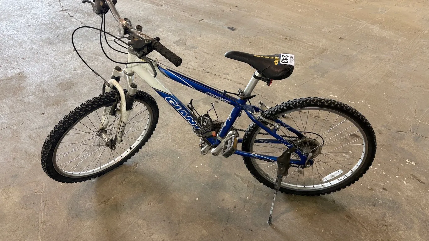 GIANT NRS 3.0 FRONT SUSPENSION MOUNTAIN BIKE