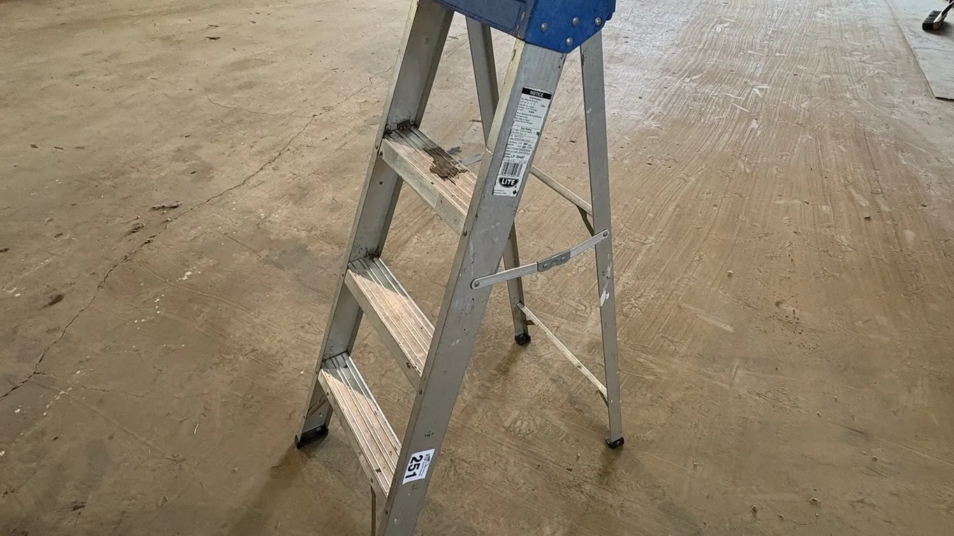 STEP LADDER
