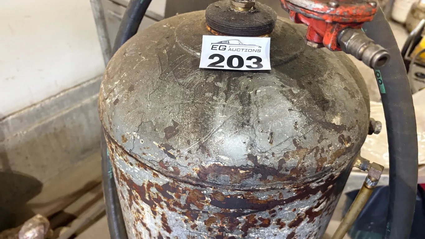 PORTABLE PRESSURIZED OIL & FLUID DISPENSING TANK WITH HOSE