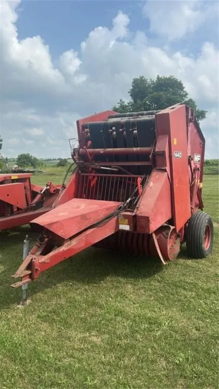 MF 1440 round baler