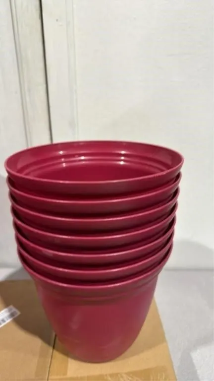 Set of 7 8in plastic pots