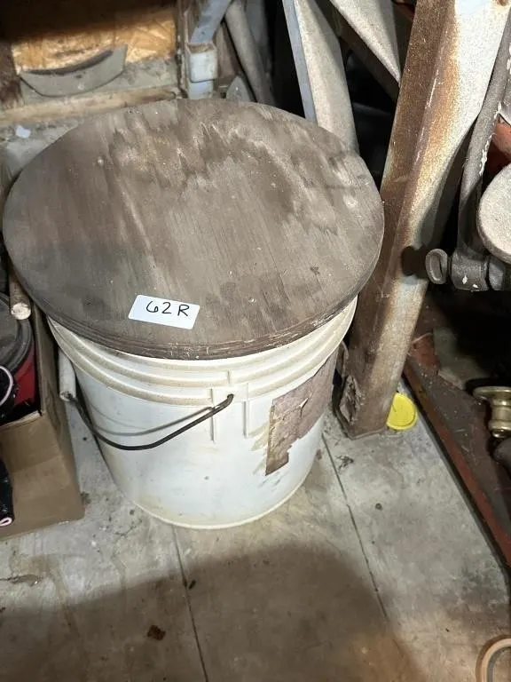 5 ga bucket w wooden seat