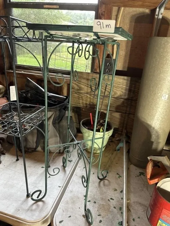 Plant stand. Green metal. 10/27