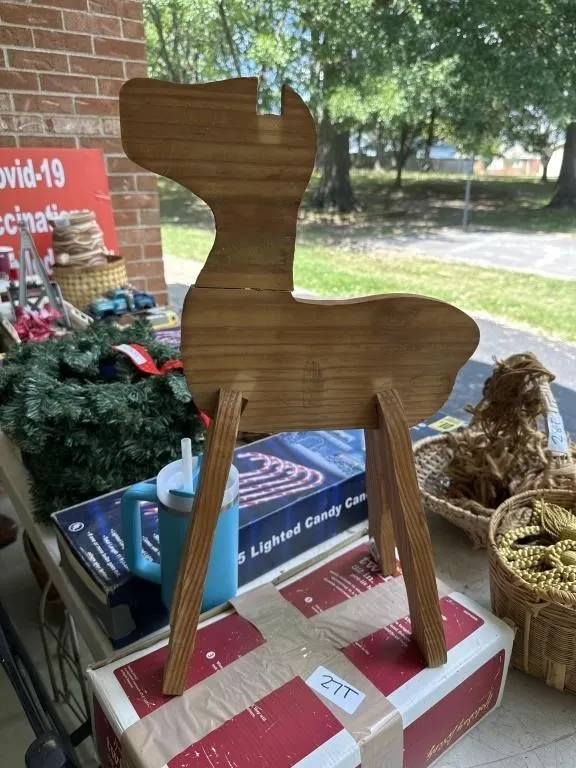 Basket w wooden pieces that make a reindeer.