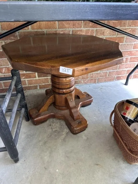 End table pine. Octagon. 26x20 Matches 4t