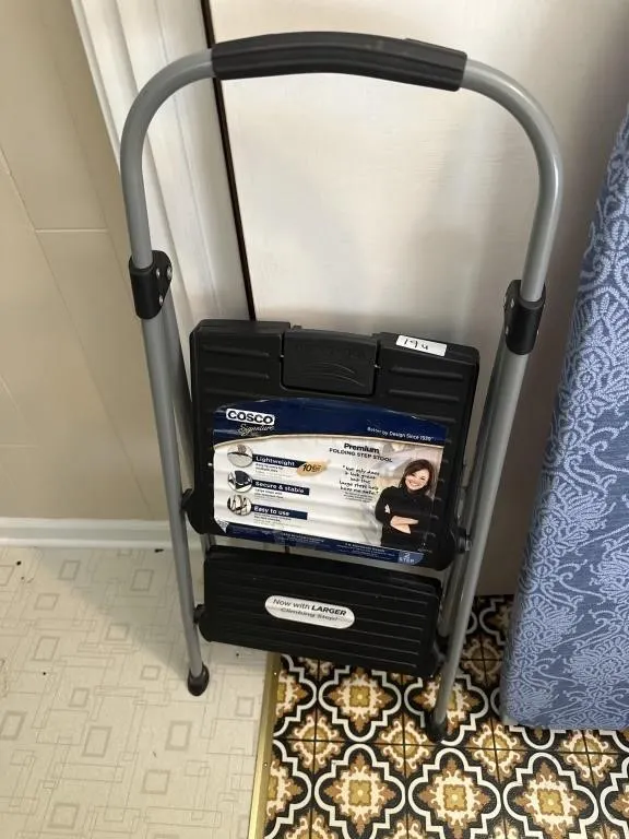 Costco 2 step ladder. 10lbs weight.