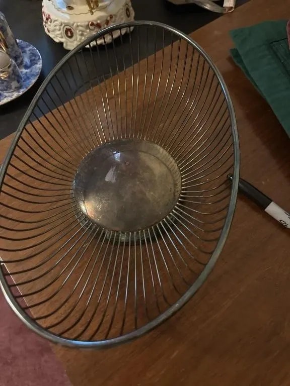Placemats. Must�ve and green 6 ea. wire basket.
