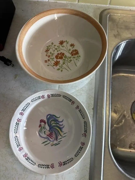 White bowl with rooster and bowl with brown trim
