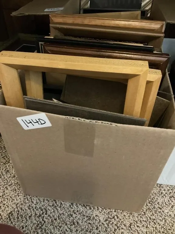 Box assorted pic frames