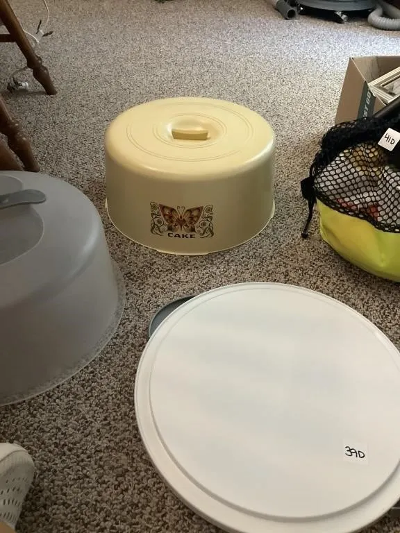 Cake takers. Bundt pan with cover only