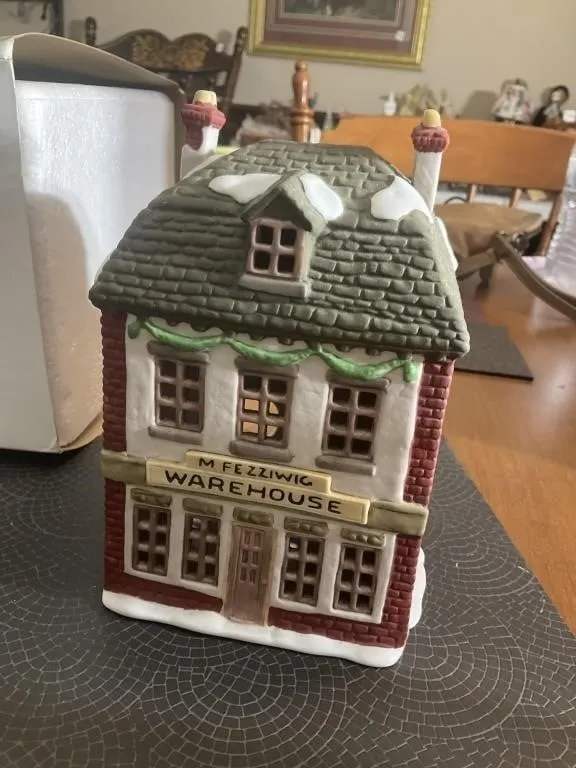 Heritage Village Collection. Dickens Village