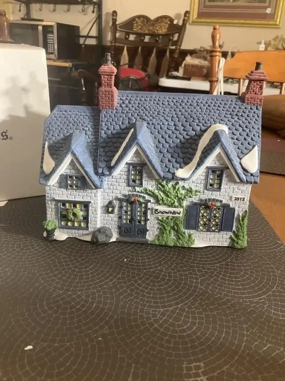 Heritage Village Collection. Dickens Village