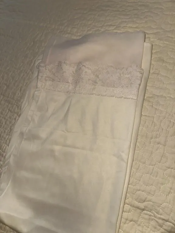 Qu silk pillow case w lace trim -1
Queen satin
