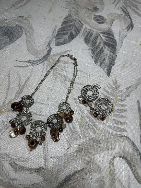 Necklace with earrings. Brown and gold