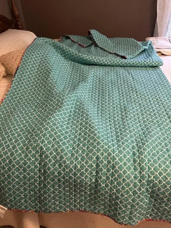 King quilt coverlet No pillow cases