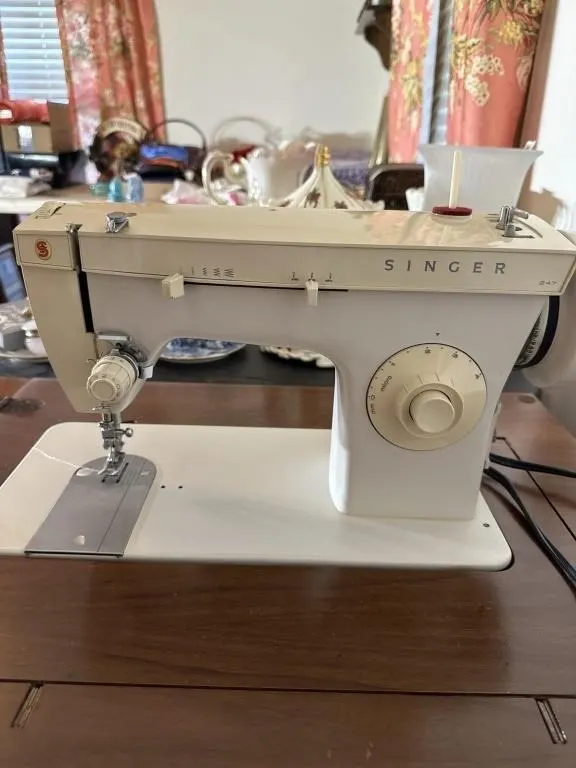 Singer 247. Mechanical sewing machine with table