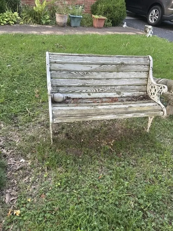 44x12x28 in white bench w wooden slats