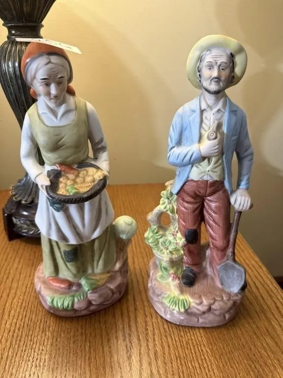 vintage ceramic figurine is likely a Homco #8816