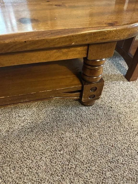 solid pine coffee table features distinctive