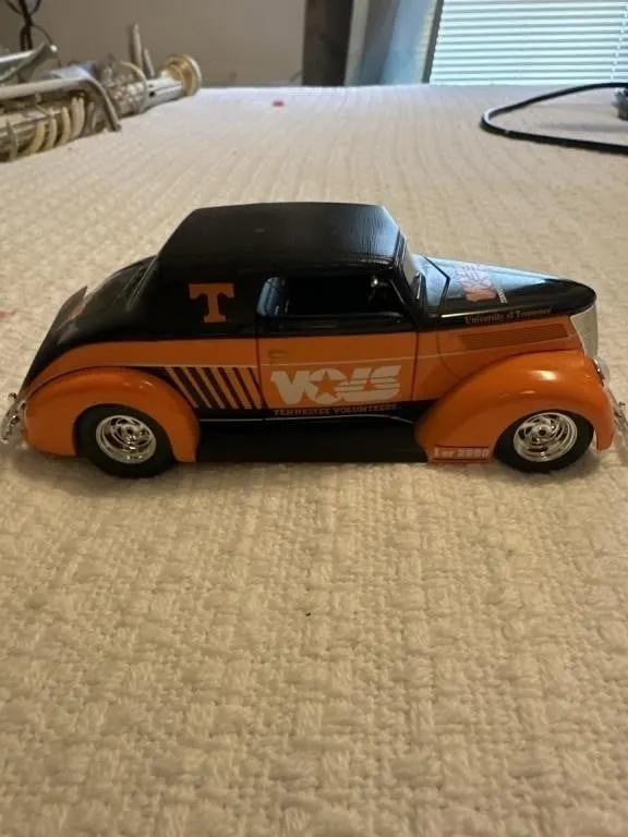 1:25 scale SpecCast 1937 Ford convertible street