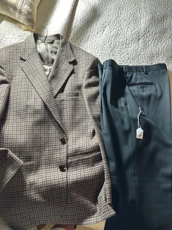 Men�s houndstooth jacket and black pants size 34