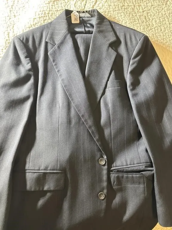 Men�s navy(pic looks grey but it is navy) jacket