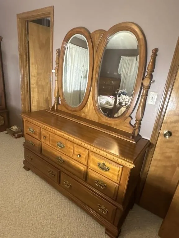8 drawer Maple dresser w mirror 57x19x70