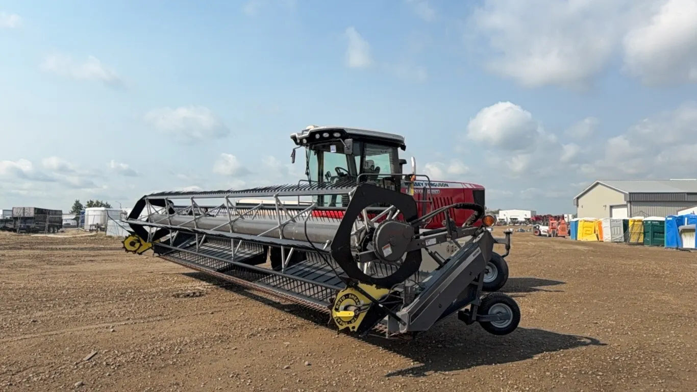 2015 MF WR9740 30' SWATHER - s/n AGCM97400EHS11291