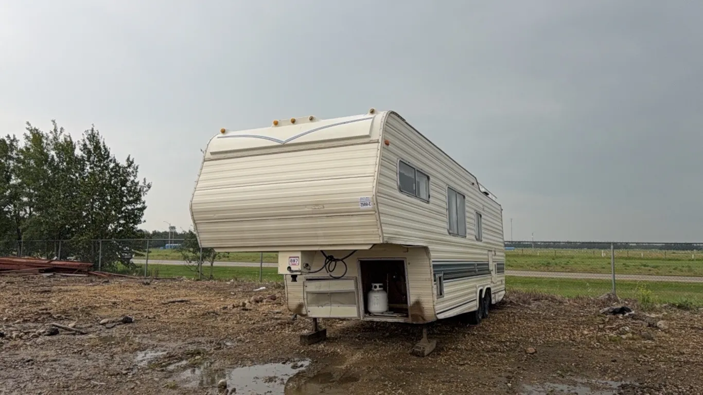 1979 VANGUARD T/A 5TH WHEEL HOLIDAY TRAILER - RESTORATION PROJECT - s/n 91350-27 - MANUALS IN OFFICE