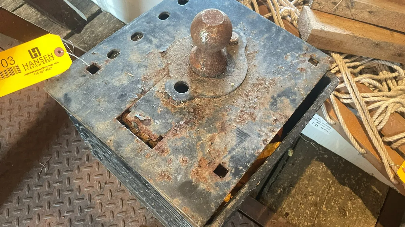 Fifth Wheel Plate and Chain
