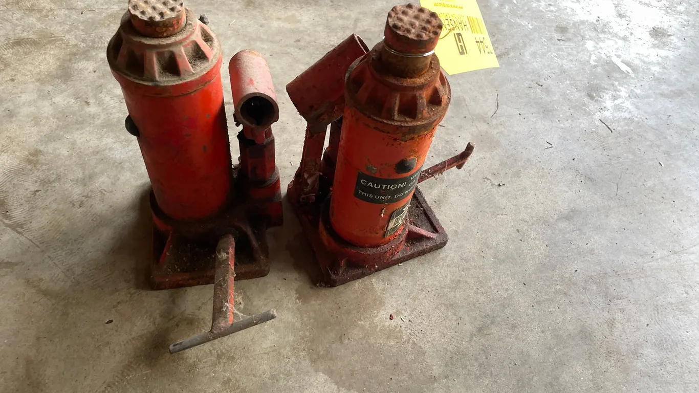 (2) Hydraulic Jacks