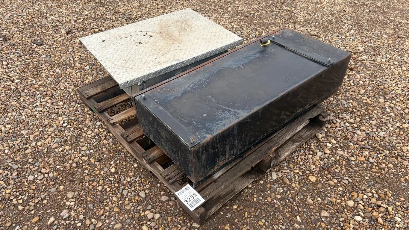 (1) Aluminum Tool Box