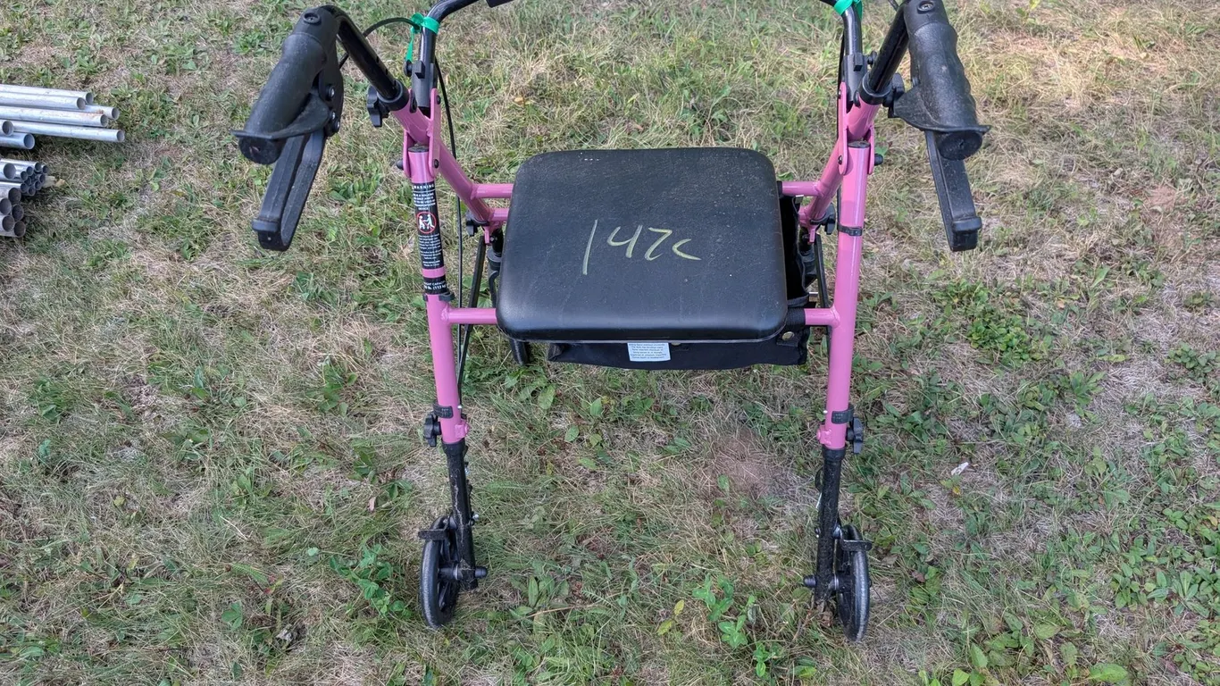 WALKER WITH SEAT