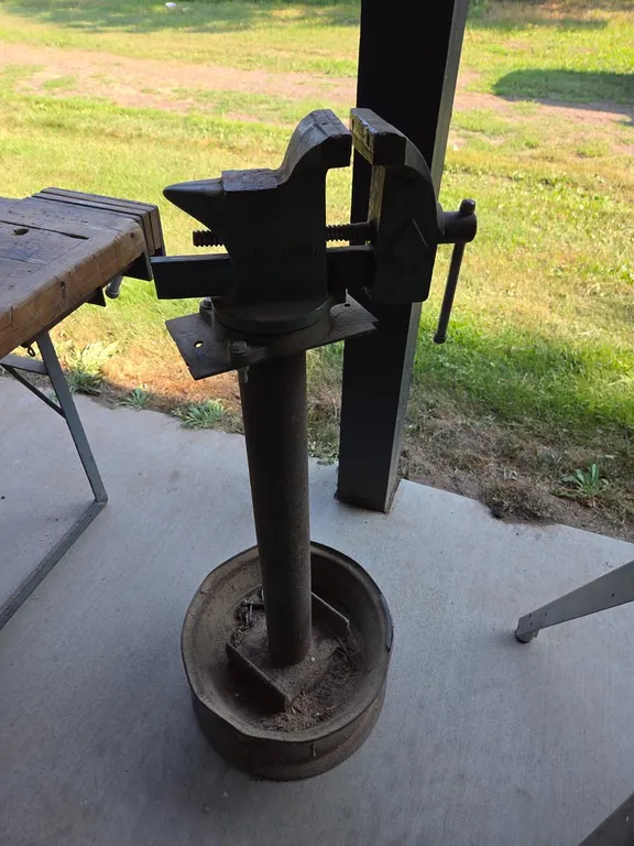 4" VISE ON STAND