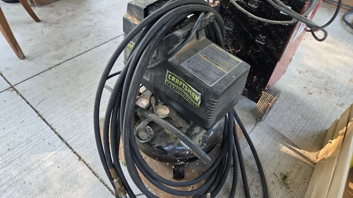 CRAFTSMAN 2 HP - 4 GAL AIR COMPRSSOR