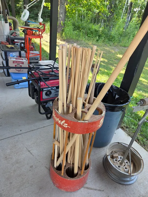 RACK WITH DOWELS