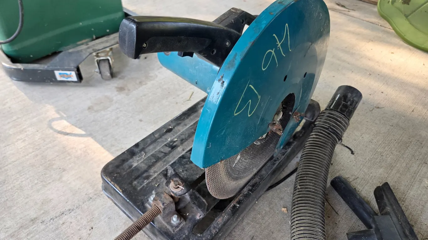 CHOPSAW WITH ABRAISIVE BLADE