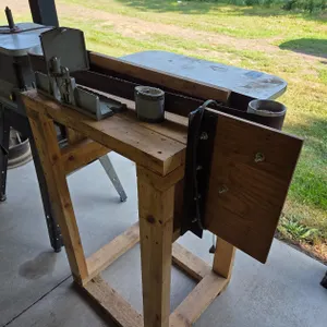BELT SANDER ON STAND