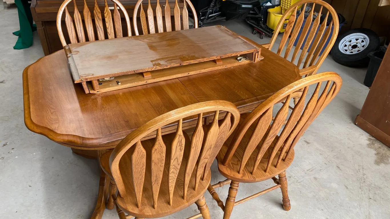 KITCHEN TABLE WITH 2 LEAVES