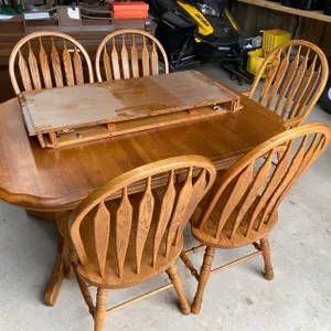 KITCHEN TABLE WITH 2 LEAVES