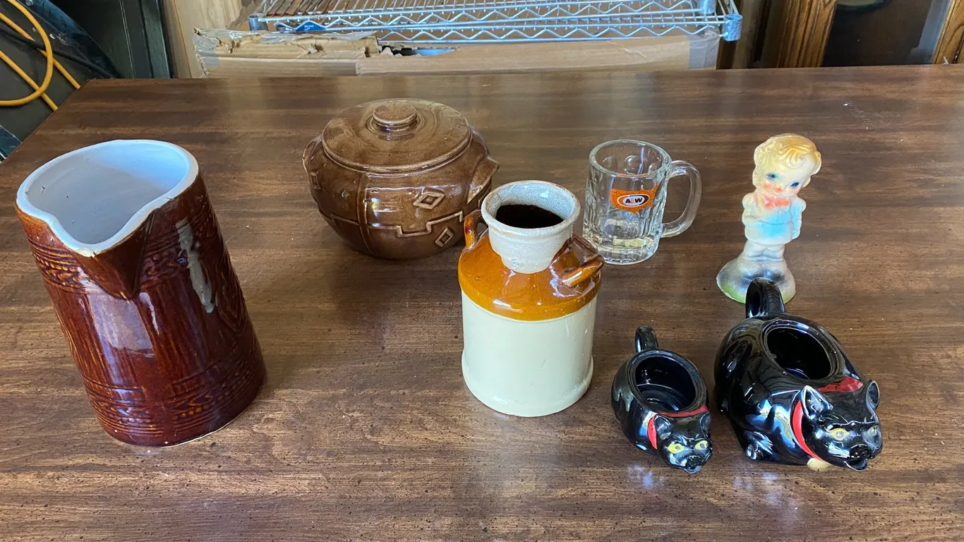 ASSORTMENT OF CERAMIC POTTERY