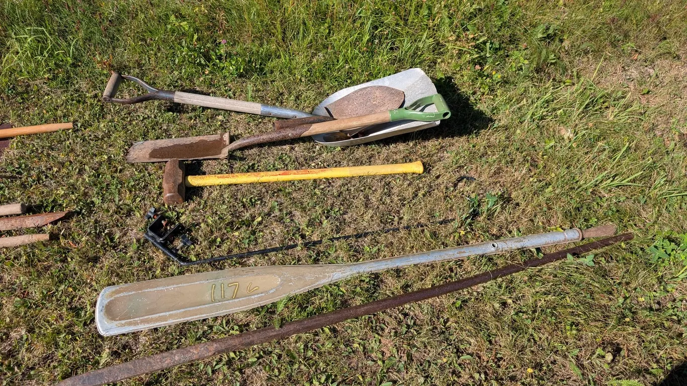 SHOVELS/DIGGING BAR